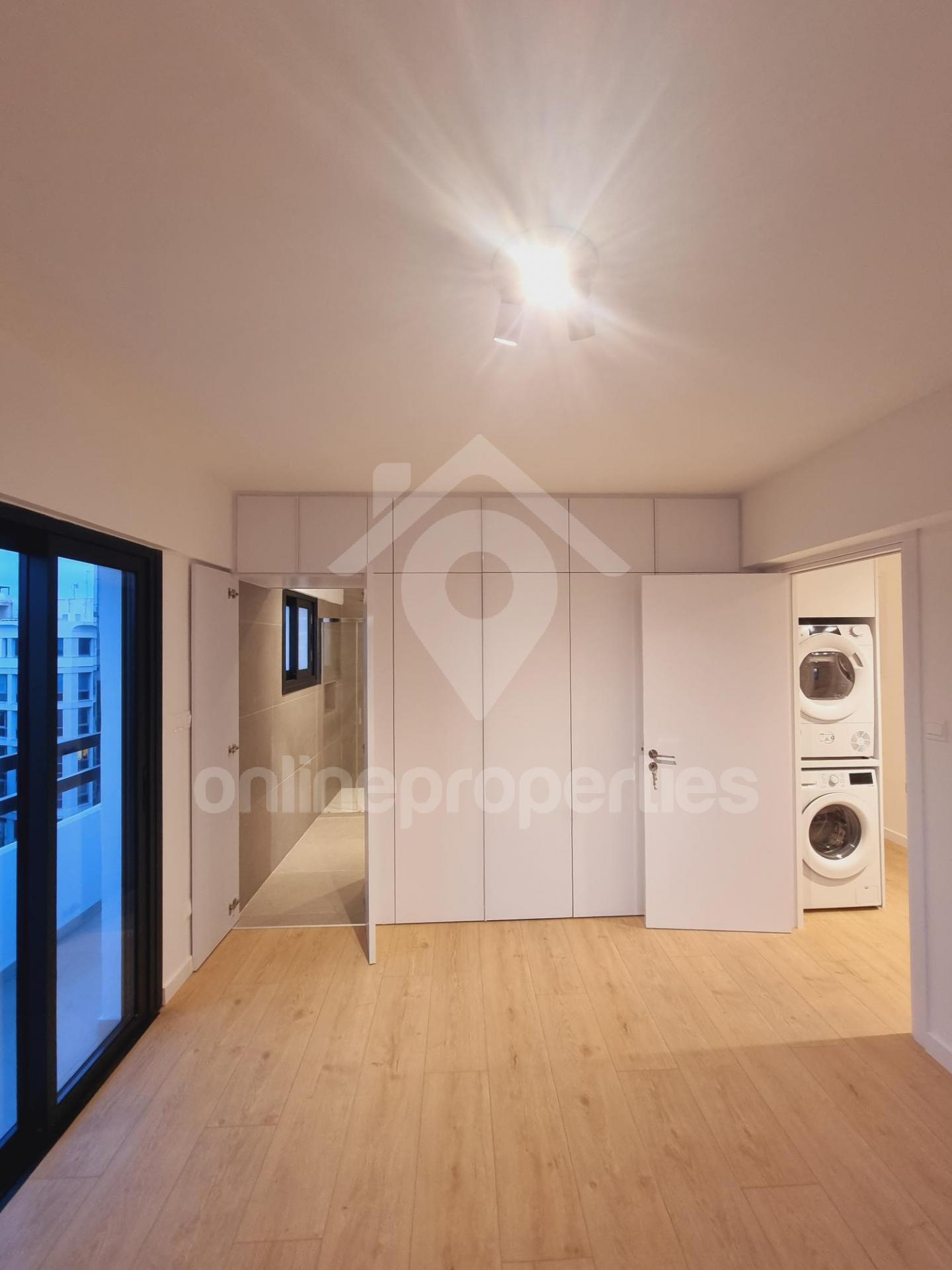 To change image, hover mouse over thumbnails below