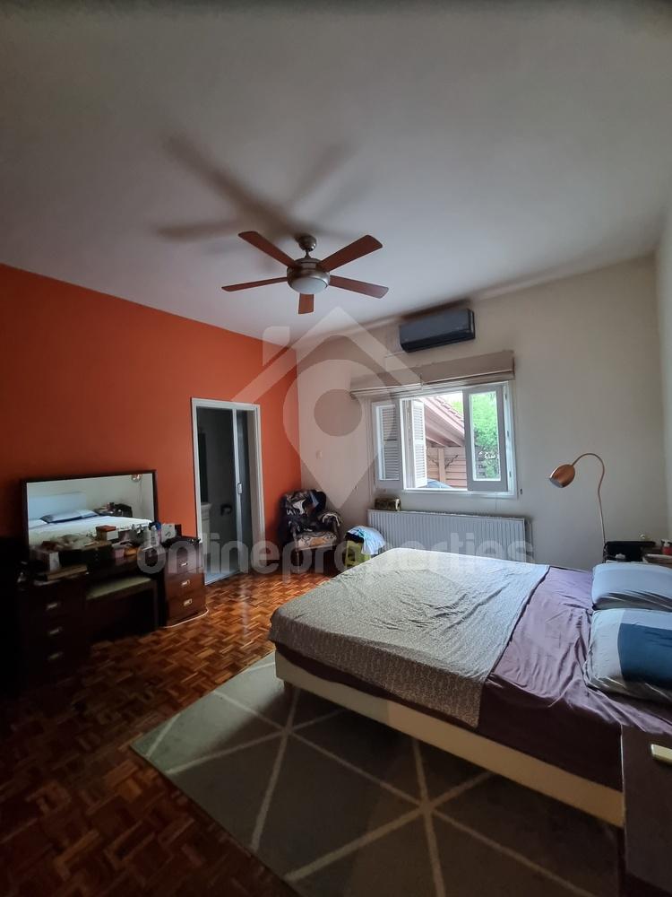 To change image, hover mouse over thumbnails below