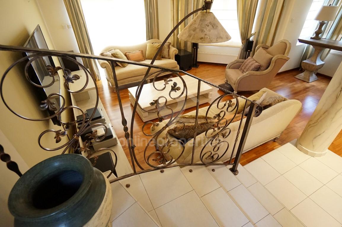 To change image, hover mouse over thumbnails below