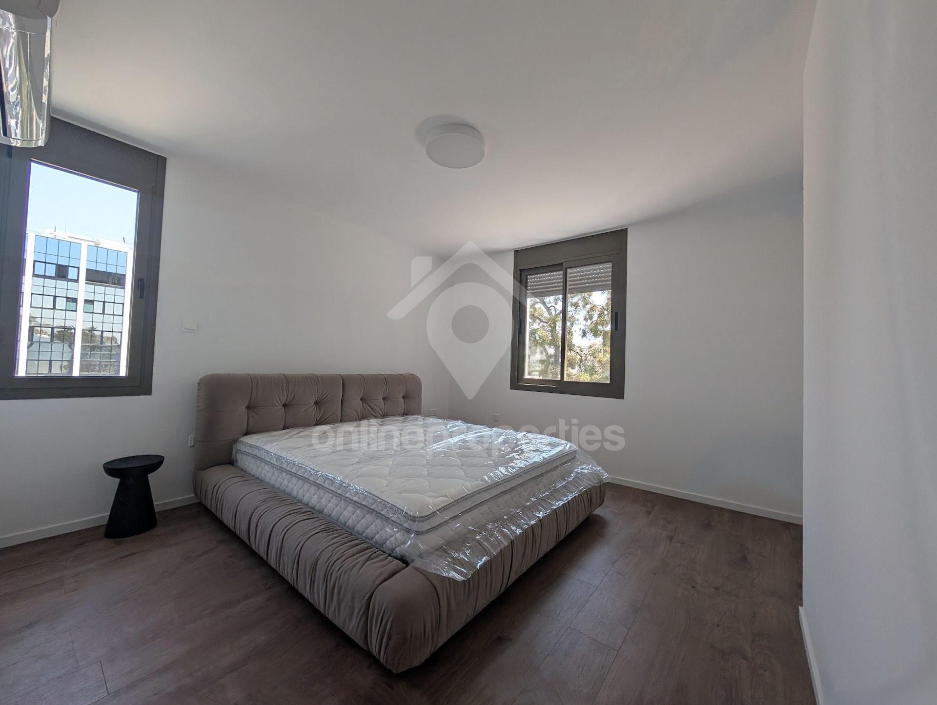 To change image, hover mouse over thumbnails below