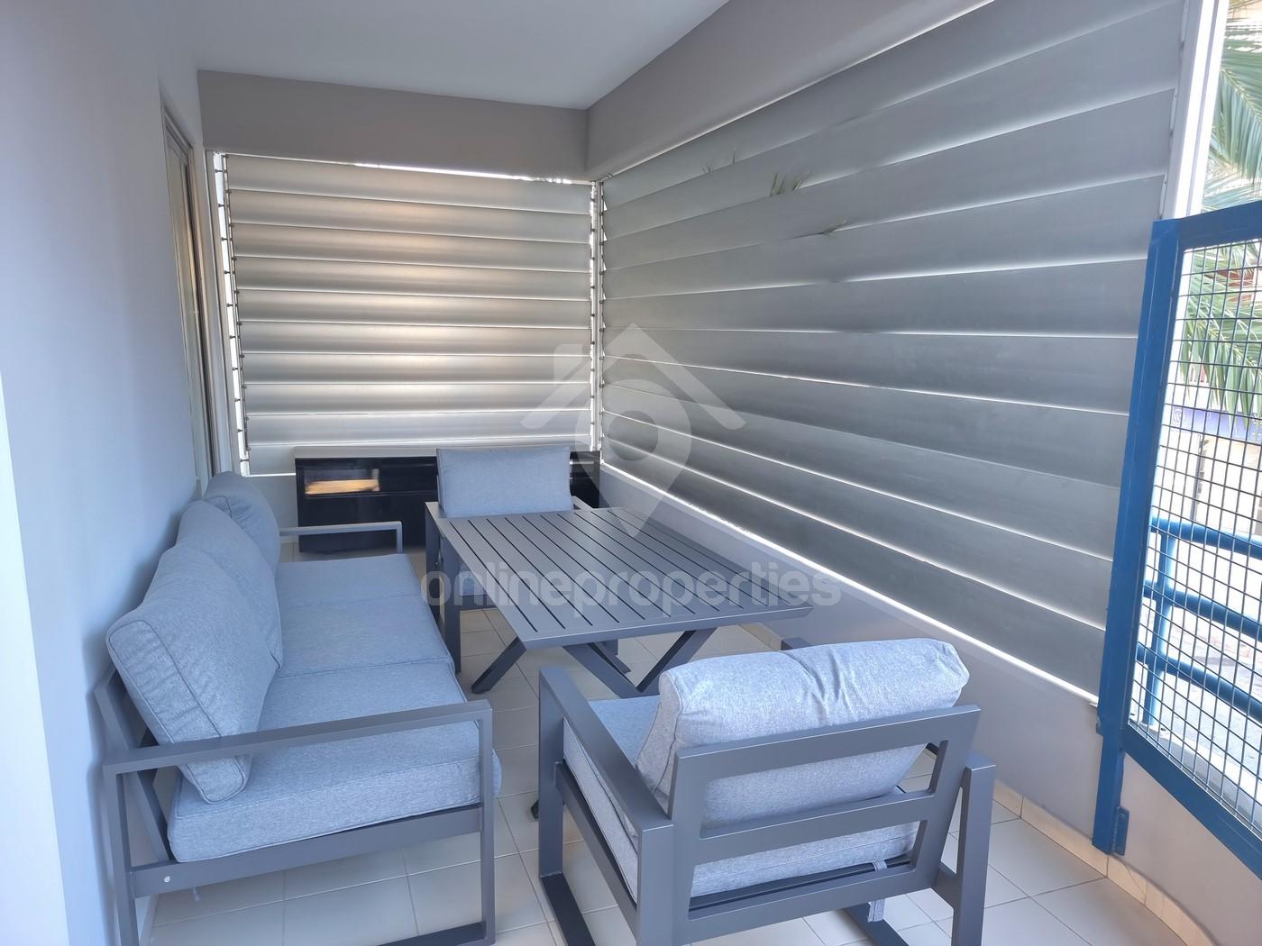 To change image, hover mouse over thumbnails below