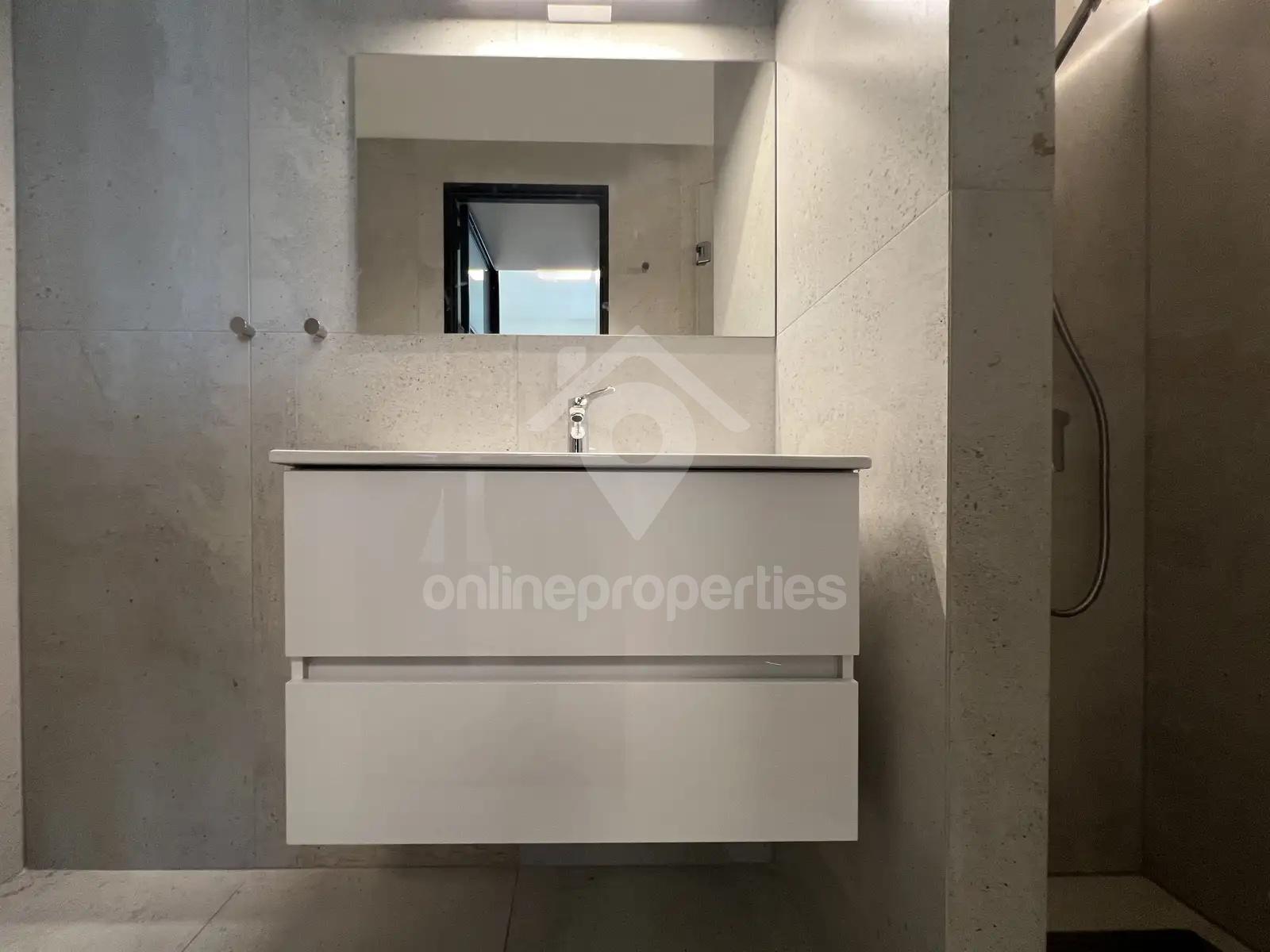 To change image, hover mouse over thumbnails below