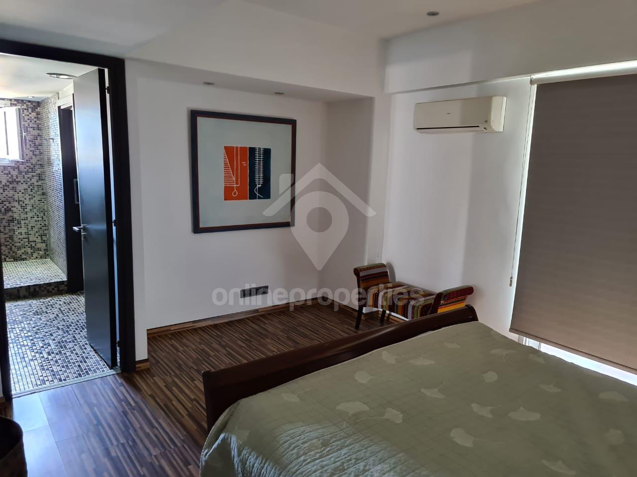 To change image, hover mouse over thumbnails below