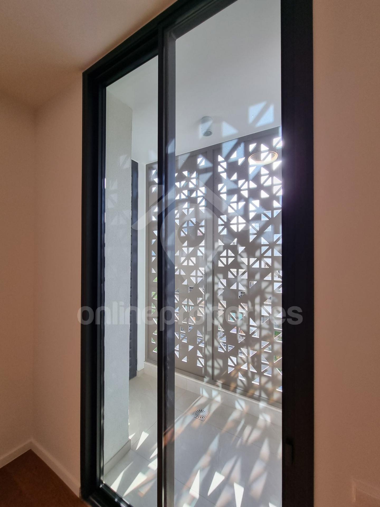 To change image, hover mouse over thumbnails below