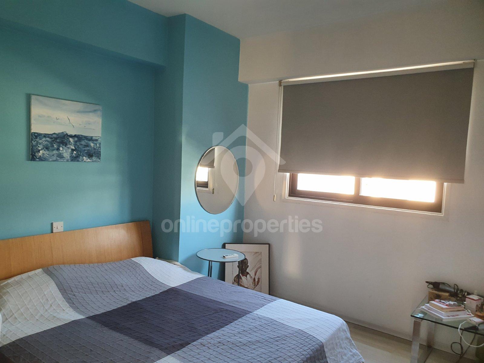 To change image, hover mouse over thumbnails below