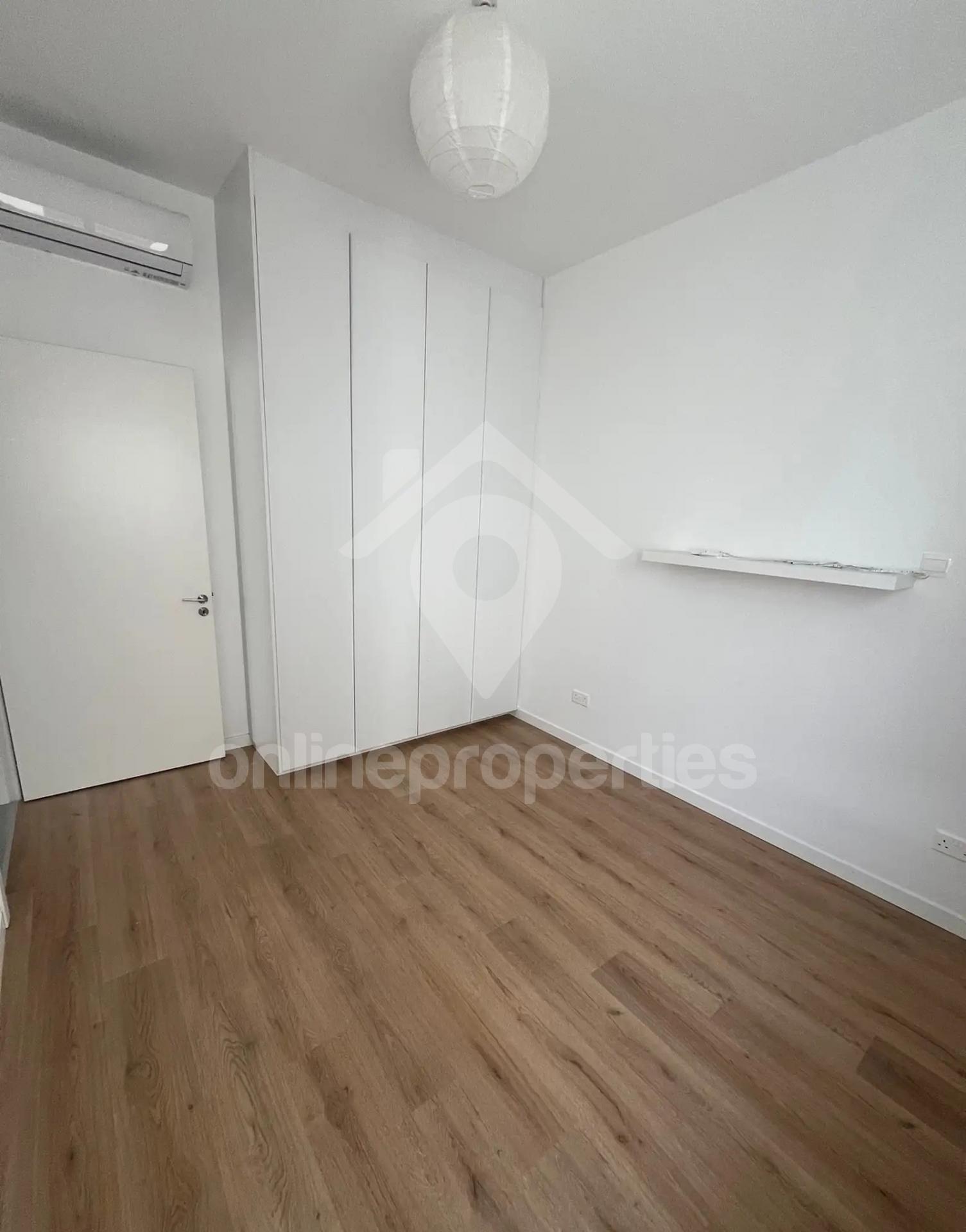 To change image, hover mouse over thumbnails below