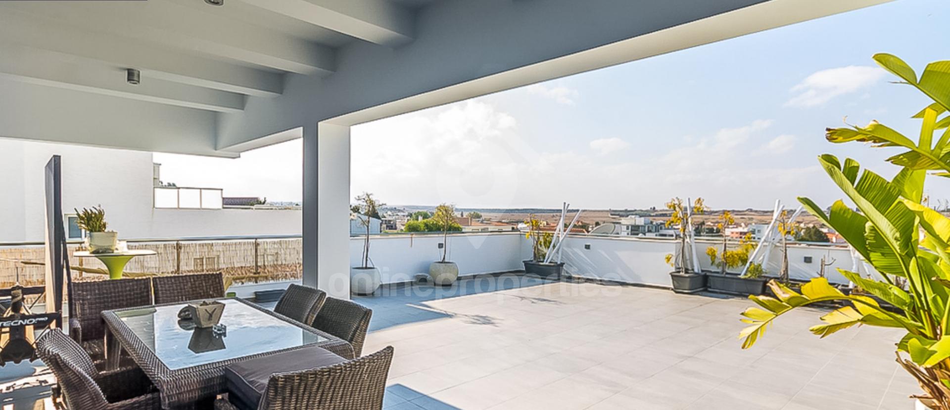 Modern 2 bedroom top floor 