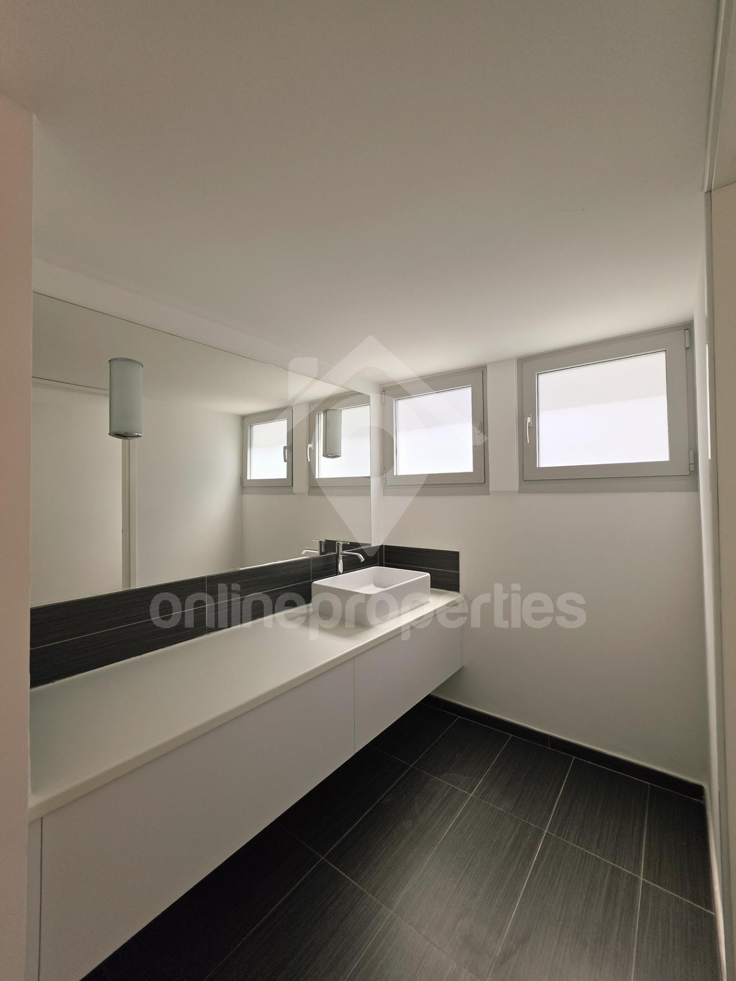 To change image, hover mouse over thumbnails below