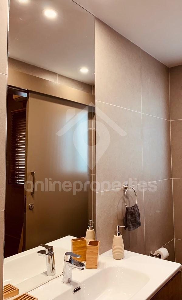 To change image, hover mouse over thumbnails below