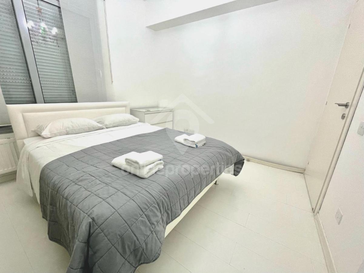 To change image, hover mouse over thumbnails below