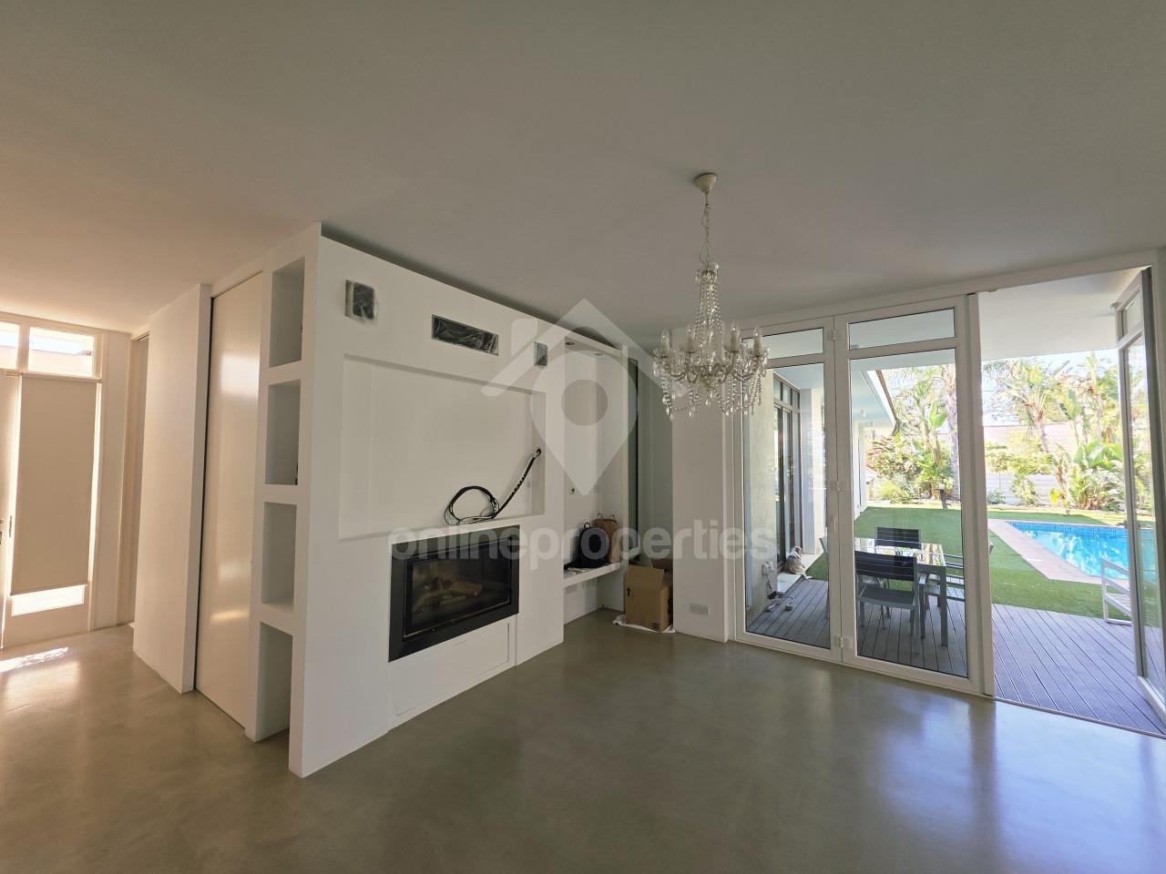 To change image, hover mouse over thumbnails below