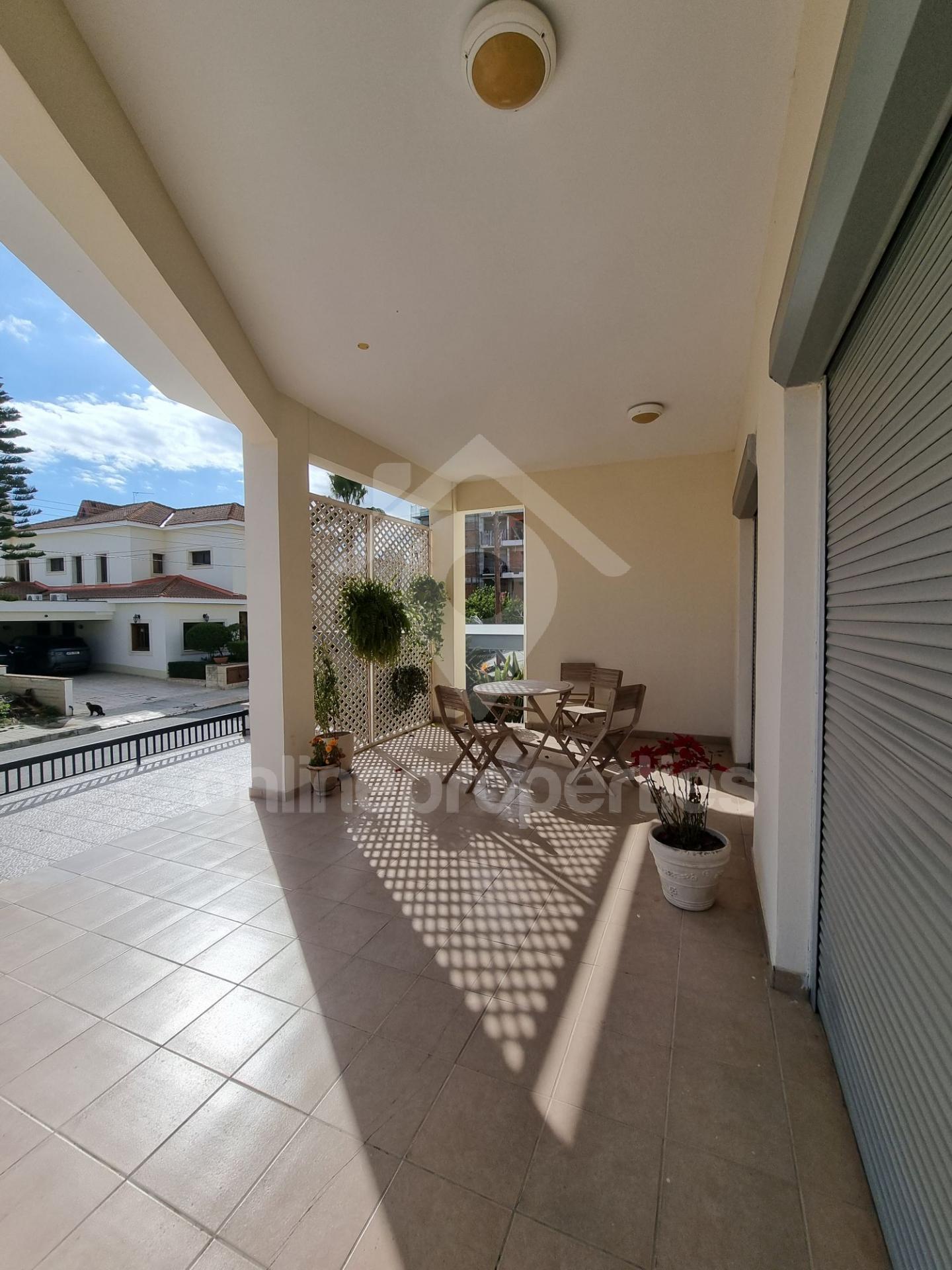 To change image, hover mouse over thumbnails below