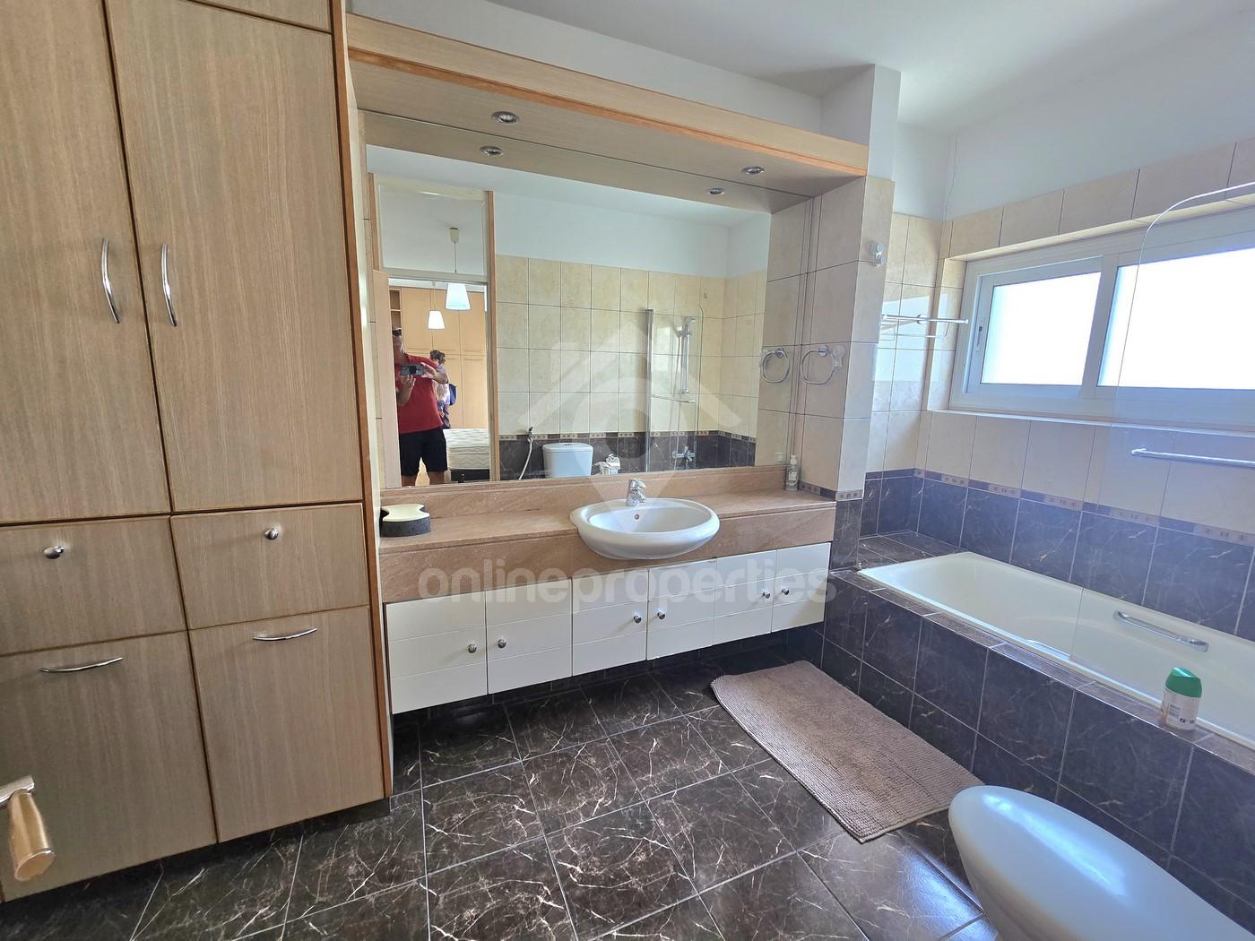 To change image, hover mouse over thumbnails below