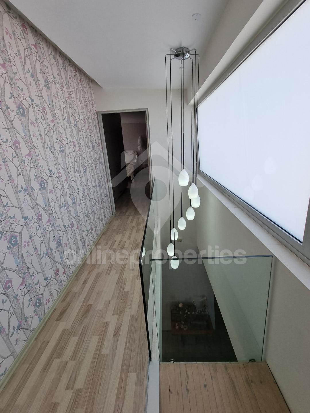 To change image, hover mouse over thumbnails below