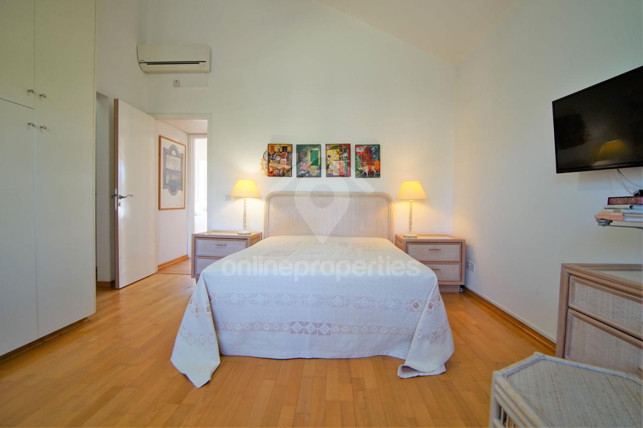 To change image, hover mouse over thumbnails below