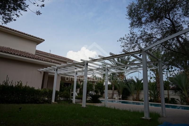 To change image, hover mouse over thumbnails below