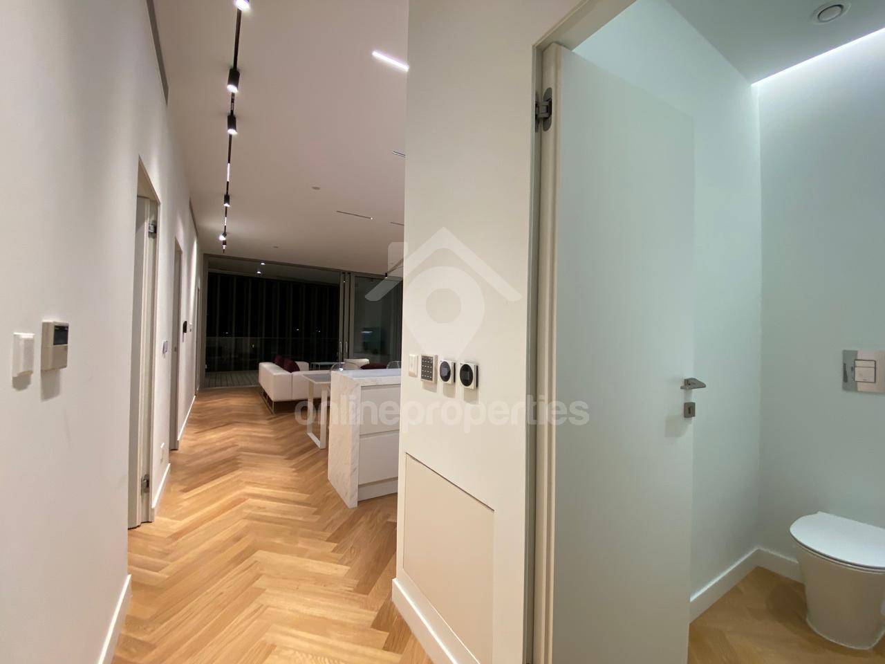 To change image, hover mouse over thumbnails below