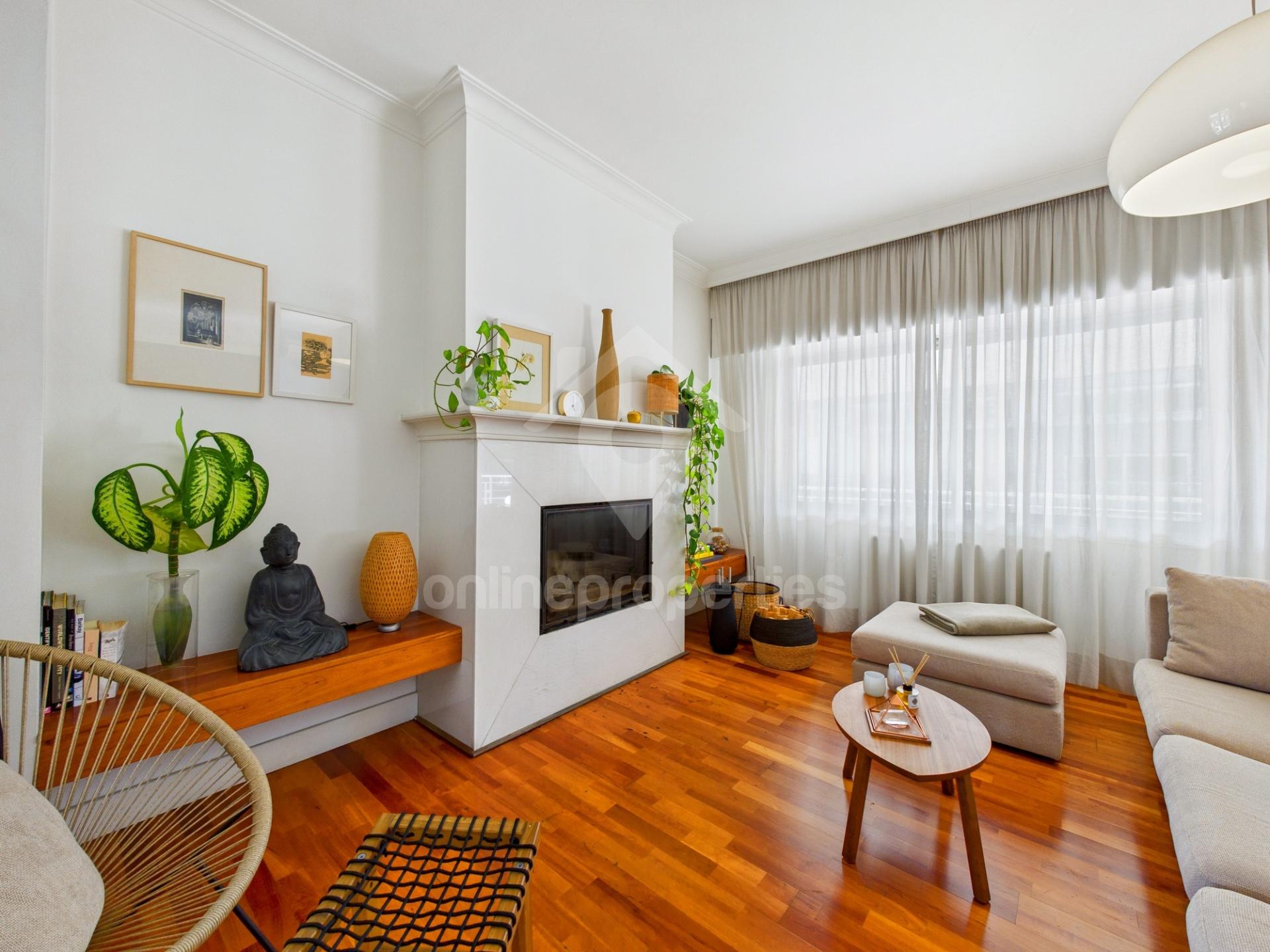 To change image, hover mouse over thumbnails below