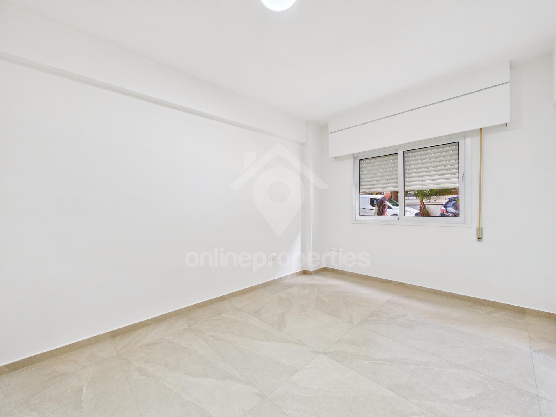 To change image, hover mouse over thumbnails below