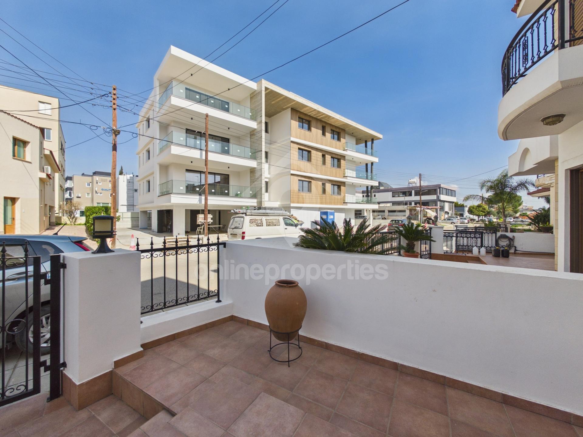 To change image, hover mouse over thumbnails below