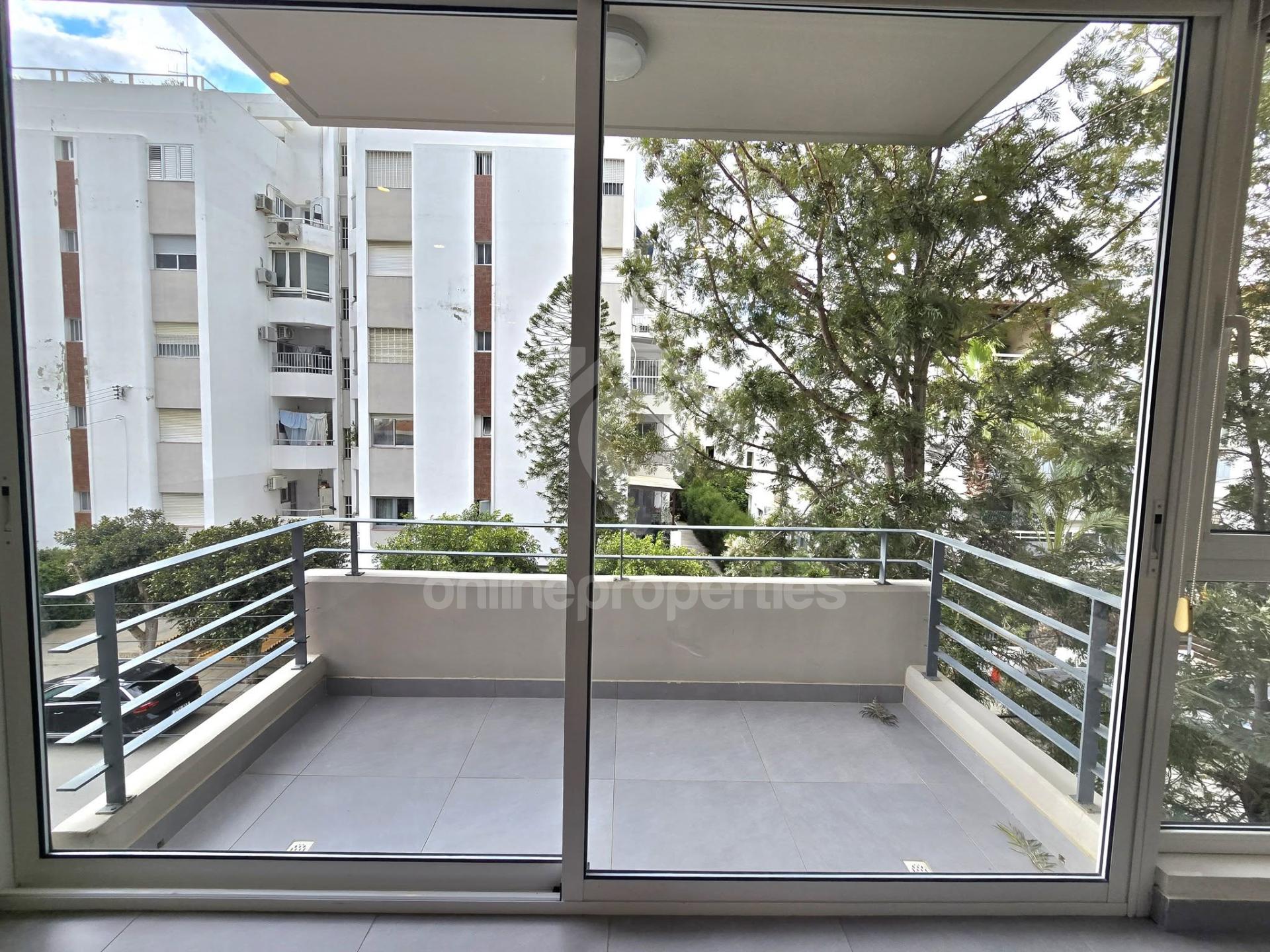 To change image, hover mouse over thumbnails below