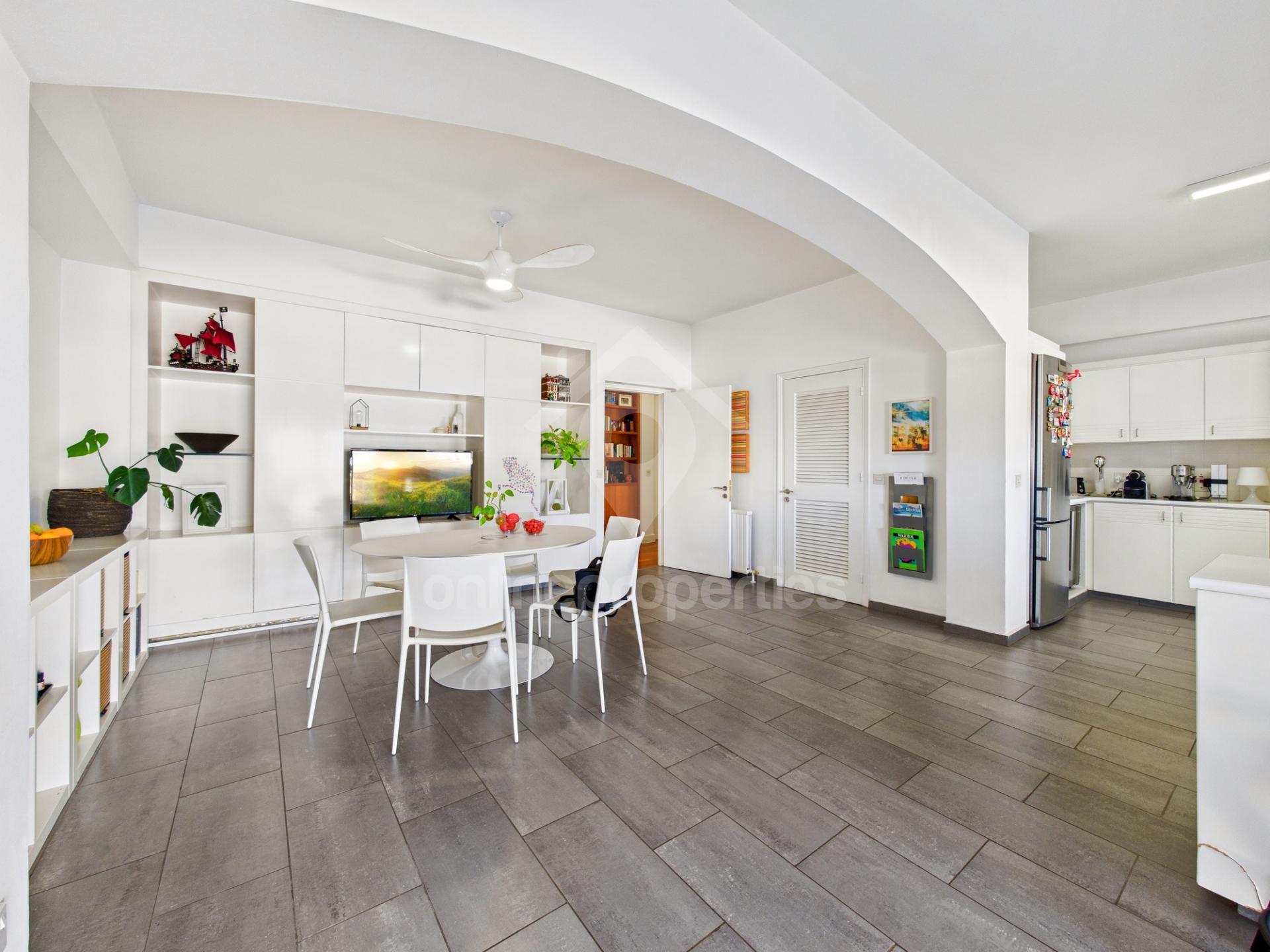 To change image, hover mouse over thumbnails below