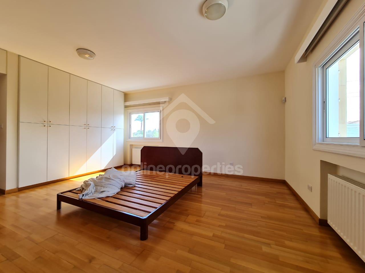 To change image, hover mouse over thumbnails below