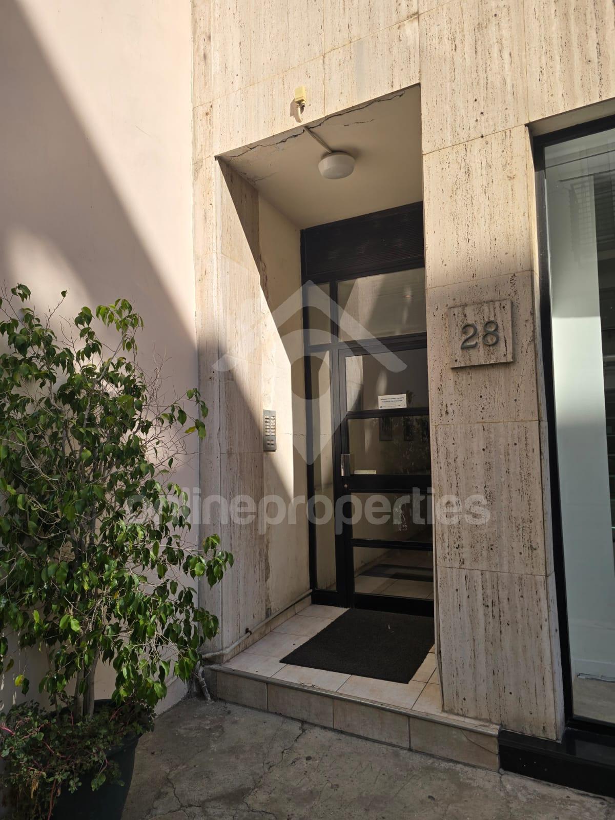 To change image, hover mouse over thumbnails below