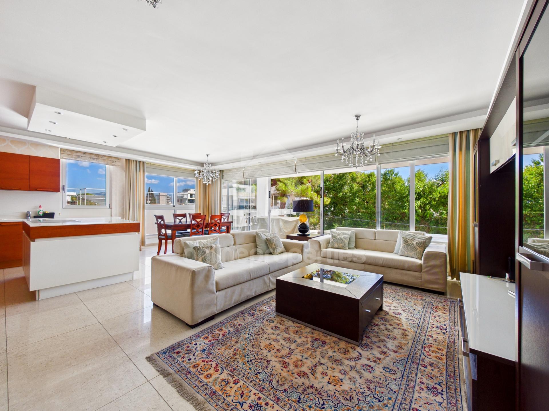 To change image, hover mouse over thumbnails below