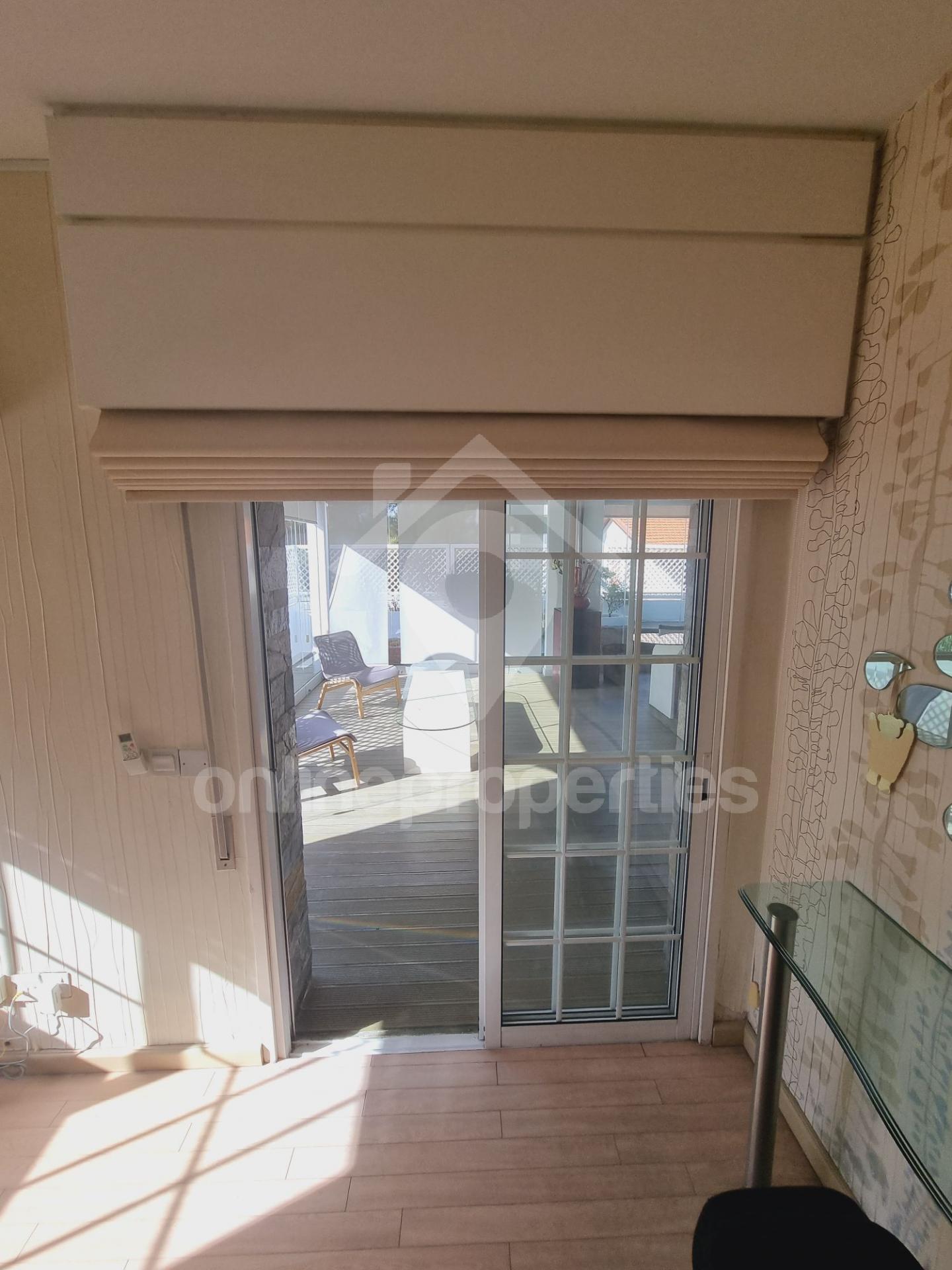 To change image, hover mouse over thumbnails below