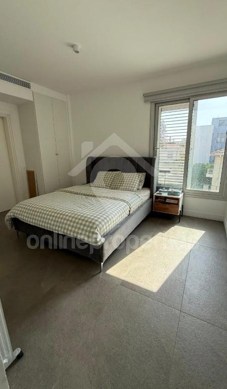 To change image, hover mouse over thumbnails below