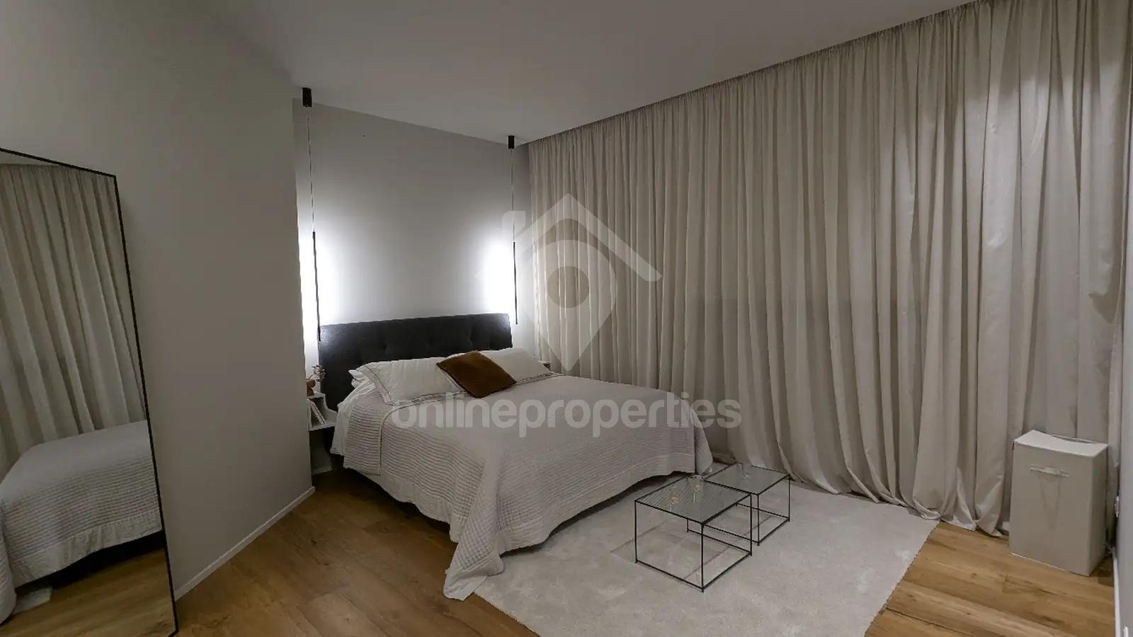 To change image, hover mouse over thumbnails below