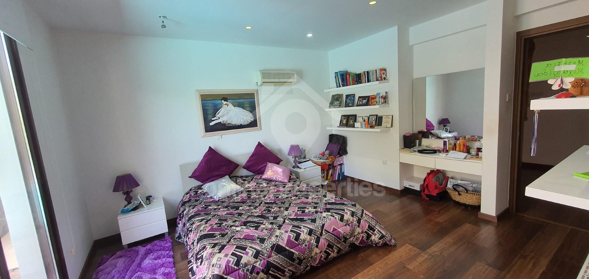 To change image, hover mouse over thumbnails below