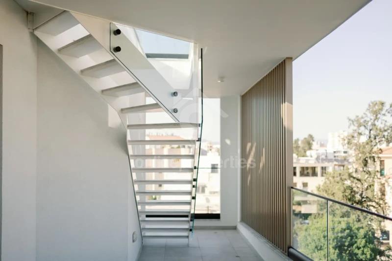 To change image, hover mouse over thumbnails below