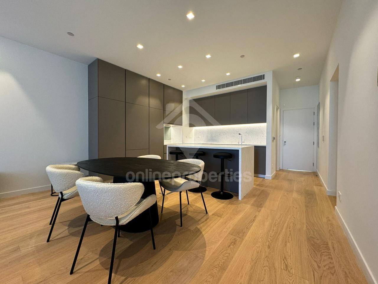 To change image, hover mouse over thumbnails below