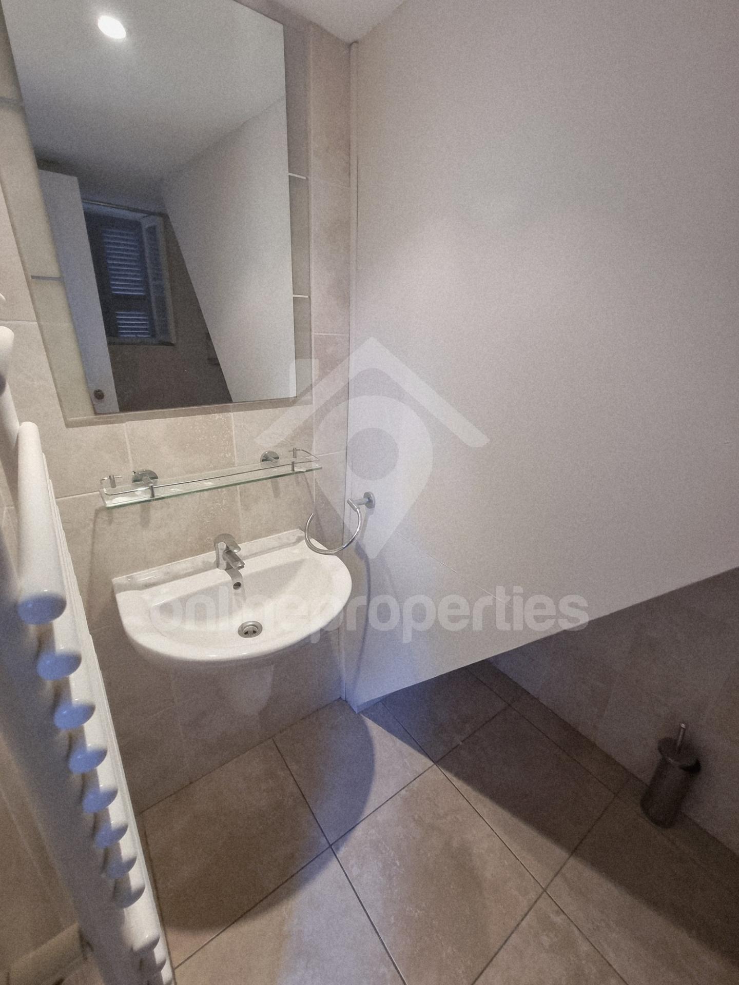 To change image, hover mouse over thumbnails below