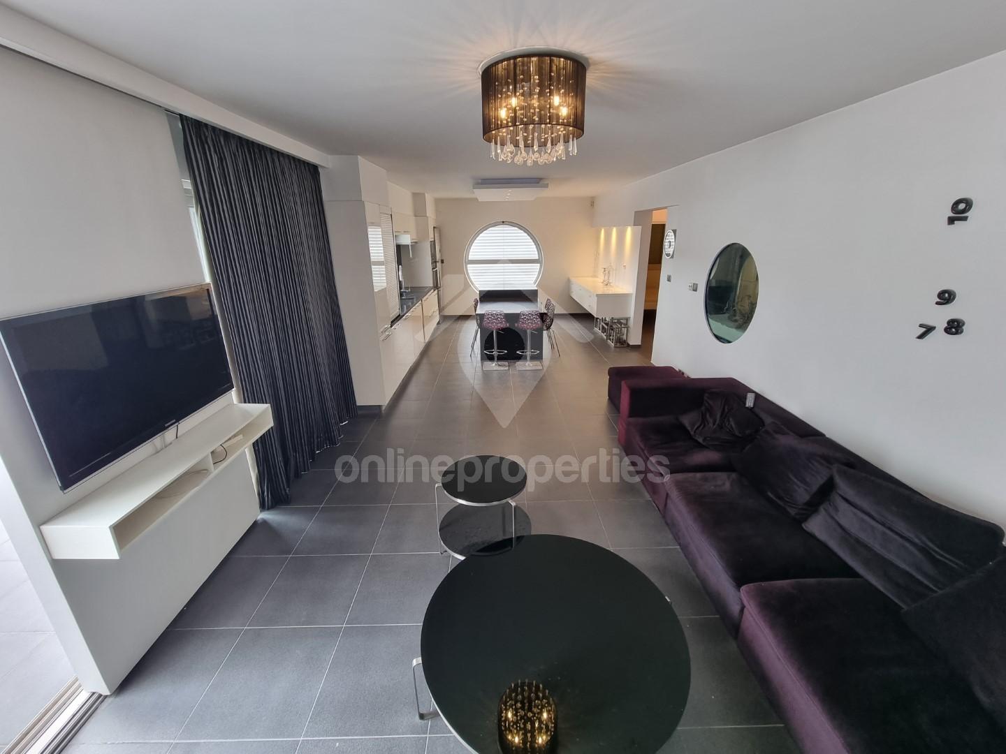 To change image, hover mouse over thumbnails below