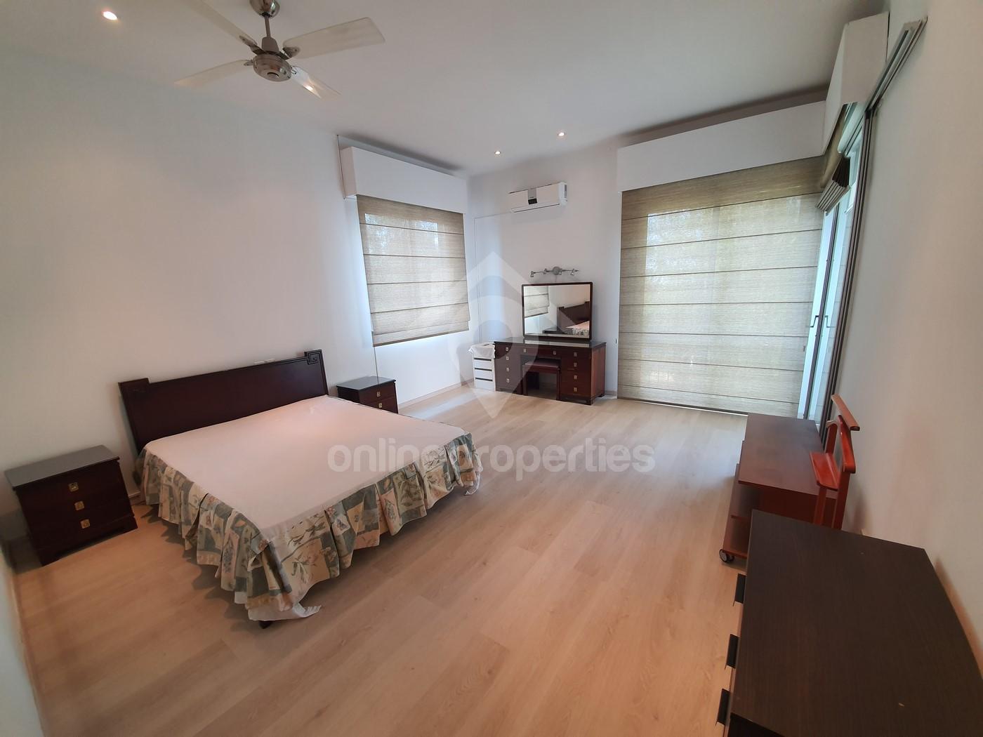 To change image, hover mouse over thumbnails below