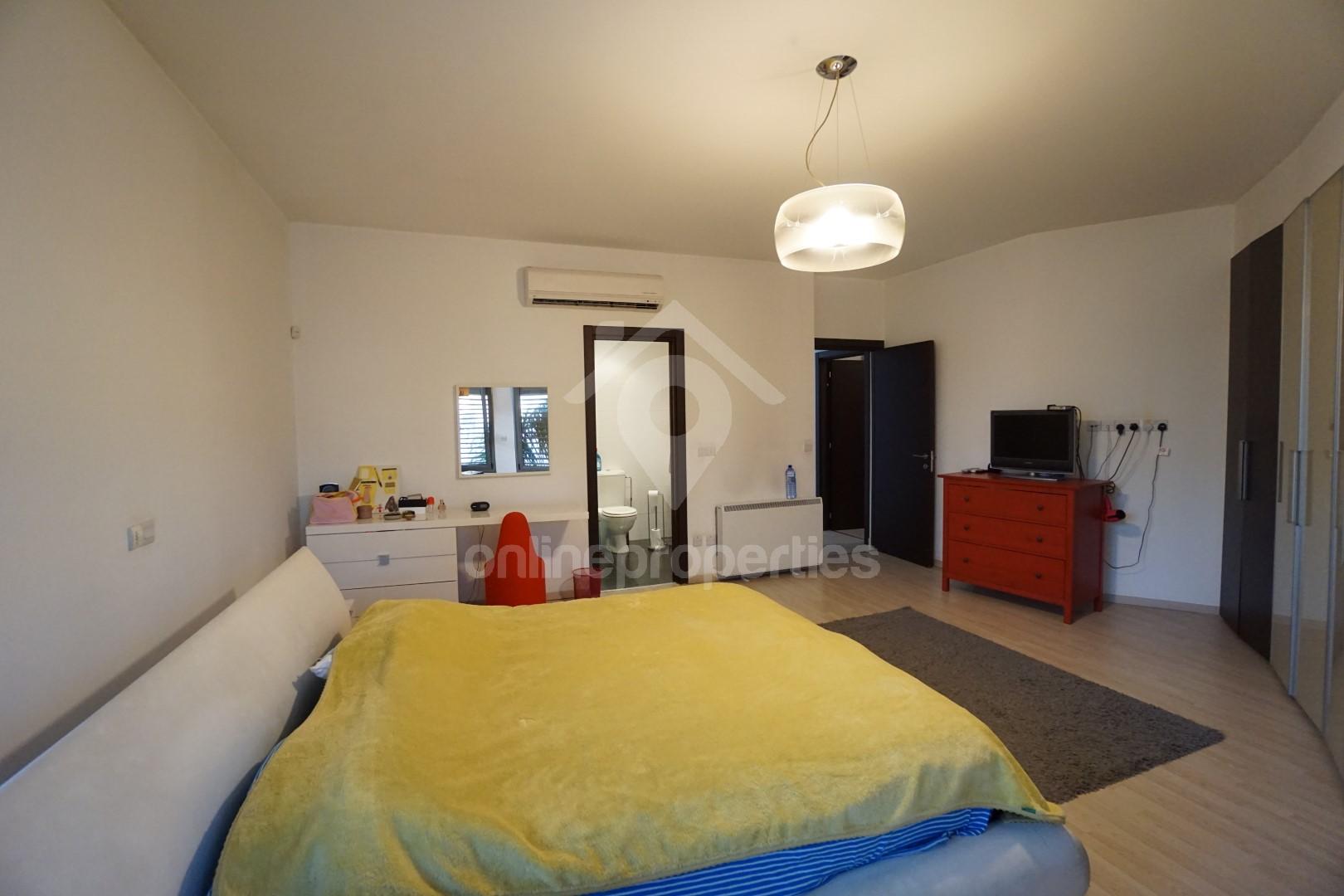 To change image, hover mouse over thumbnails below