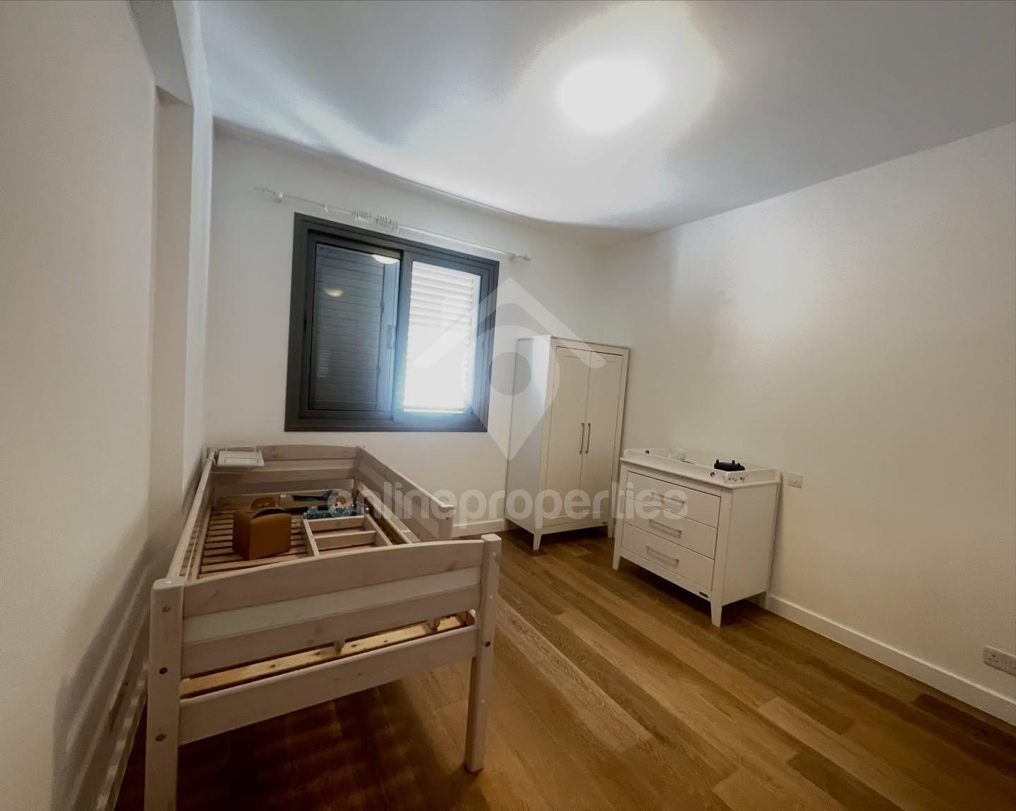 To change image, hover mouse over thumbnails below