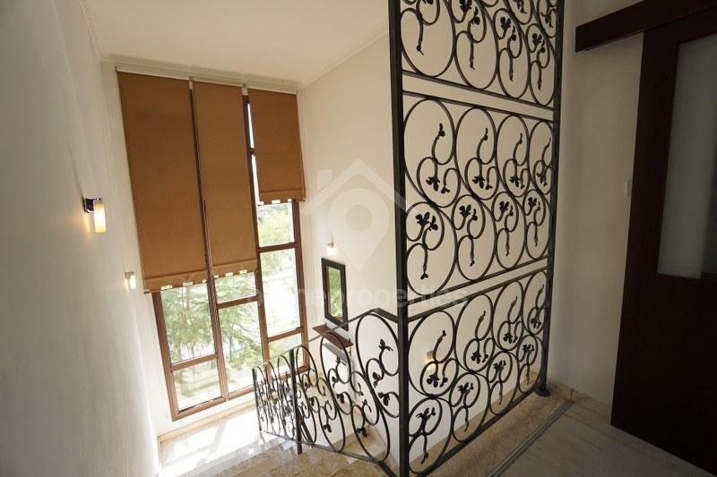 To change image, hover mouse over thumbnails below