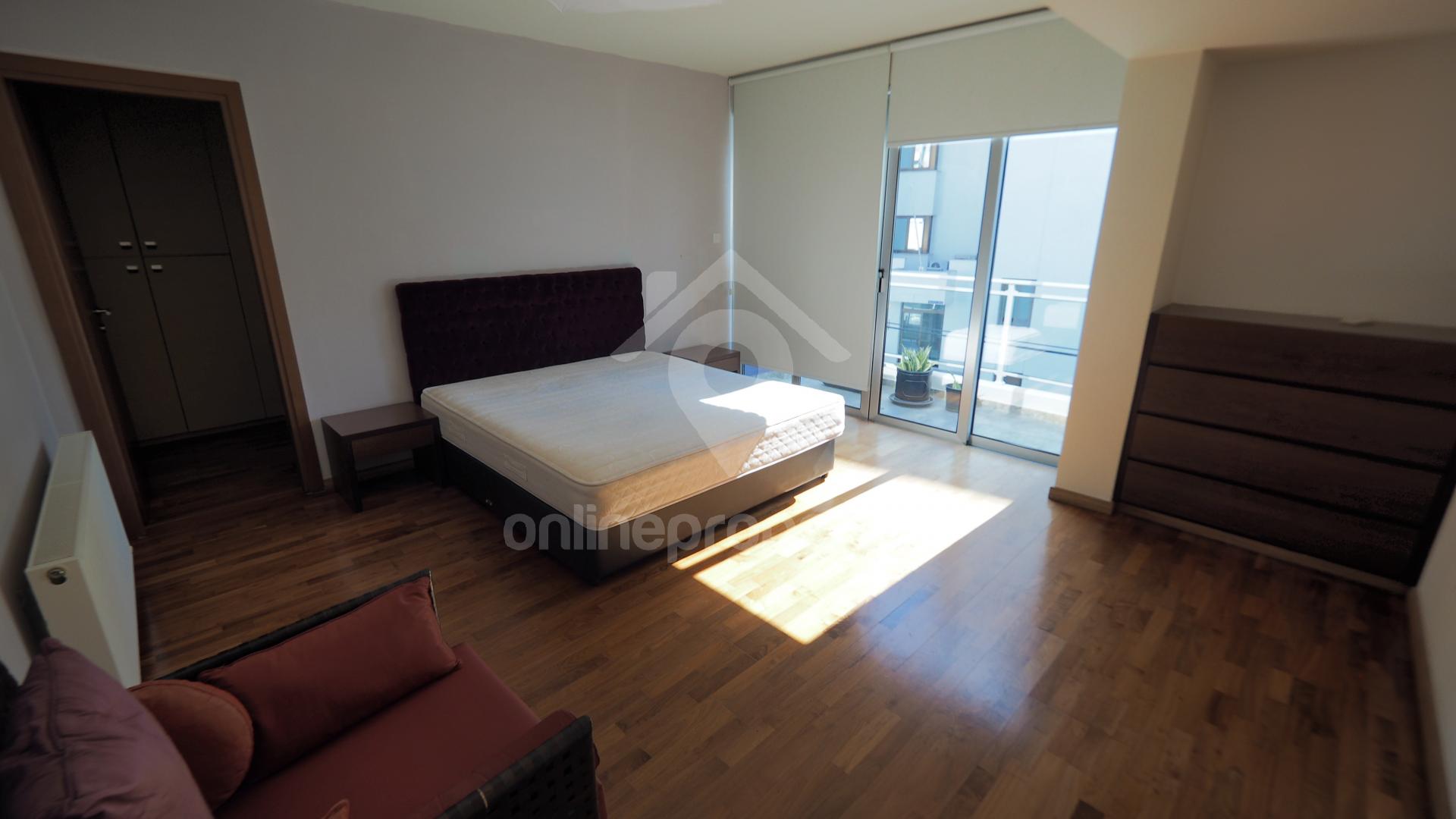 To change image, hover mouse over thumbnails below