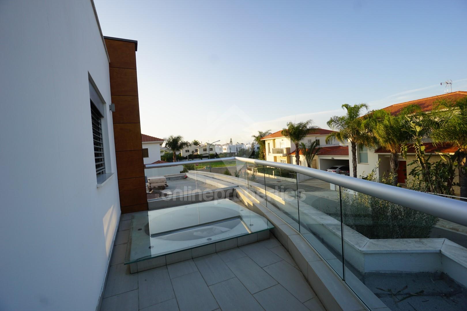 To change image, hover mouse over thumbnails below