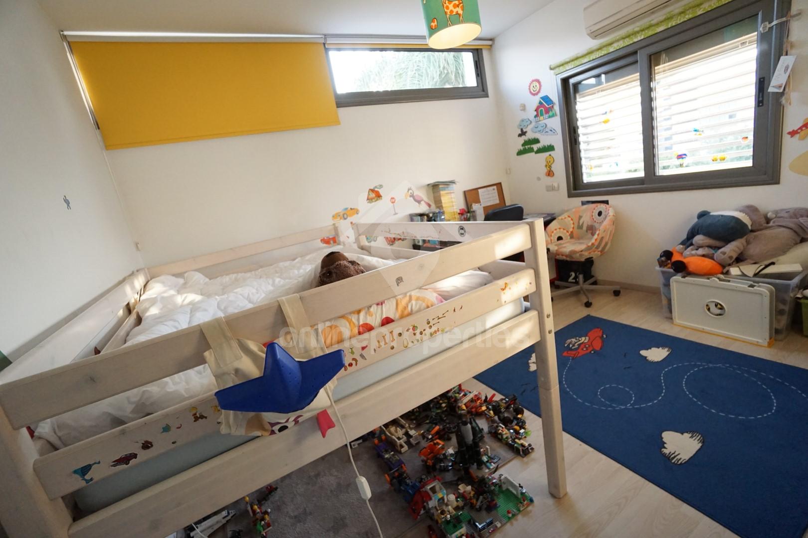 To change image, hover mouse over thumbnails below