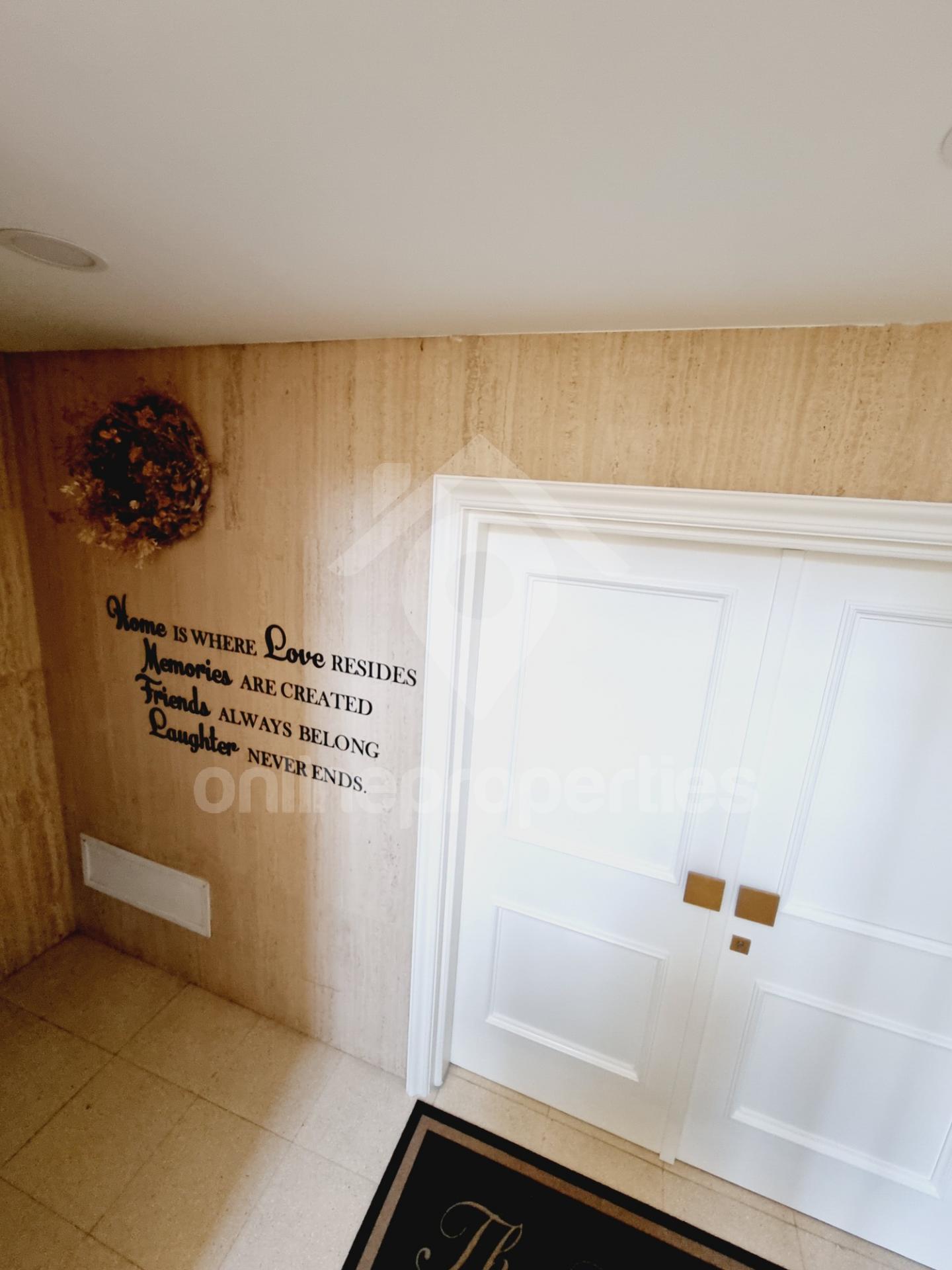 To change image, hover mouse over thumbnails below