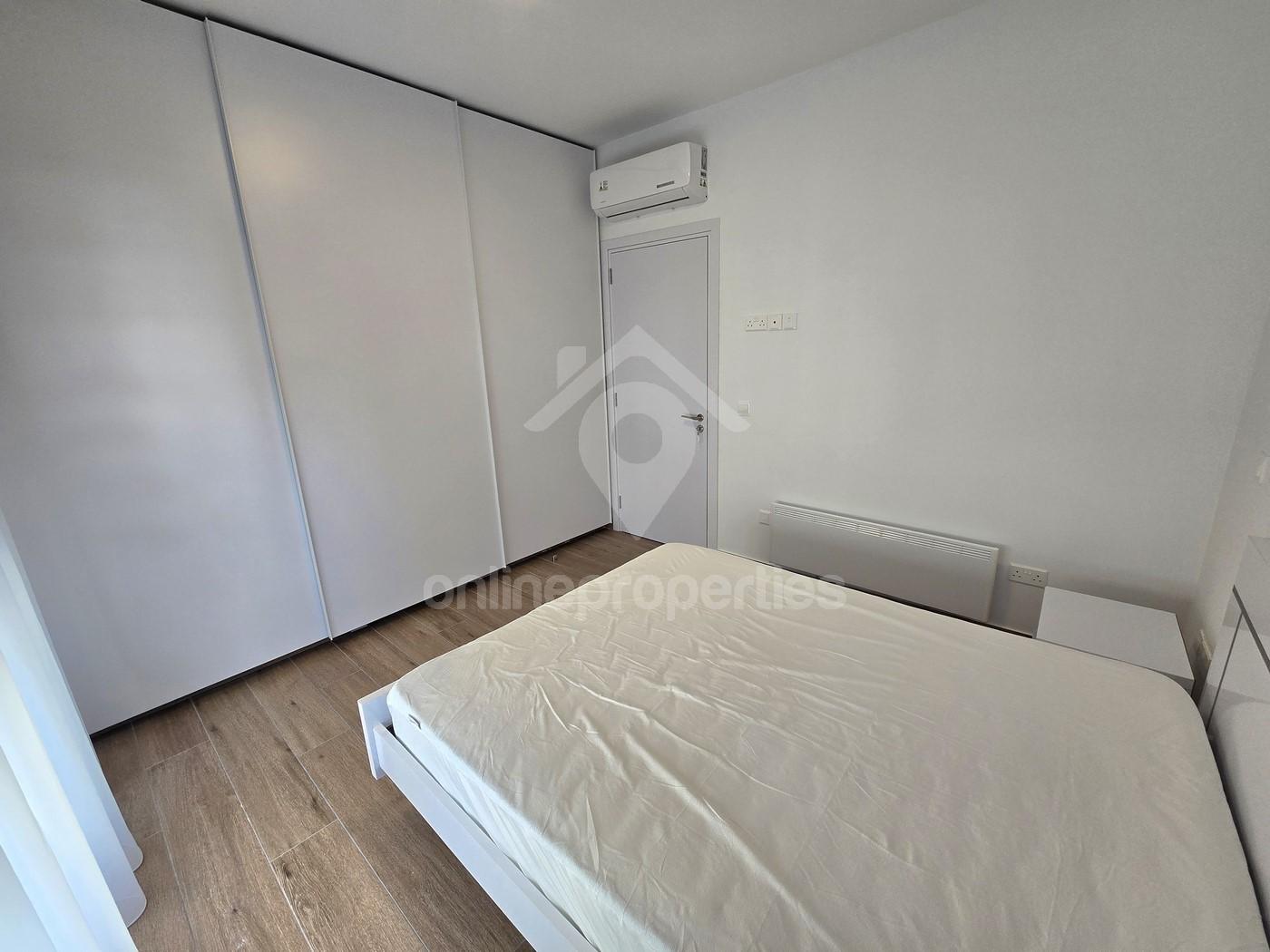 To change image, hover mouse over thumbnails below