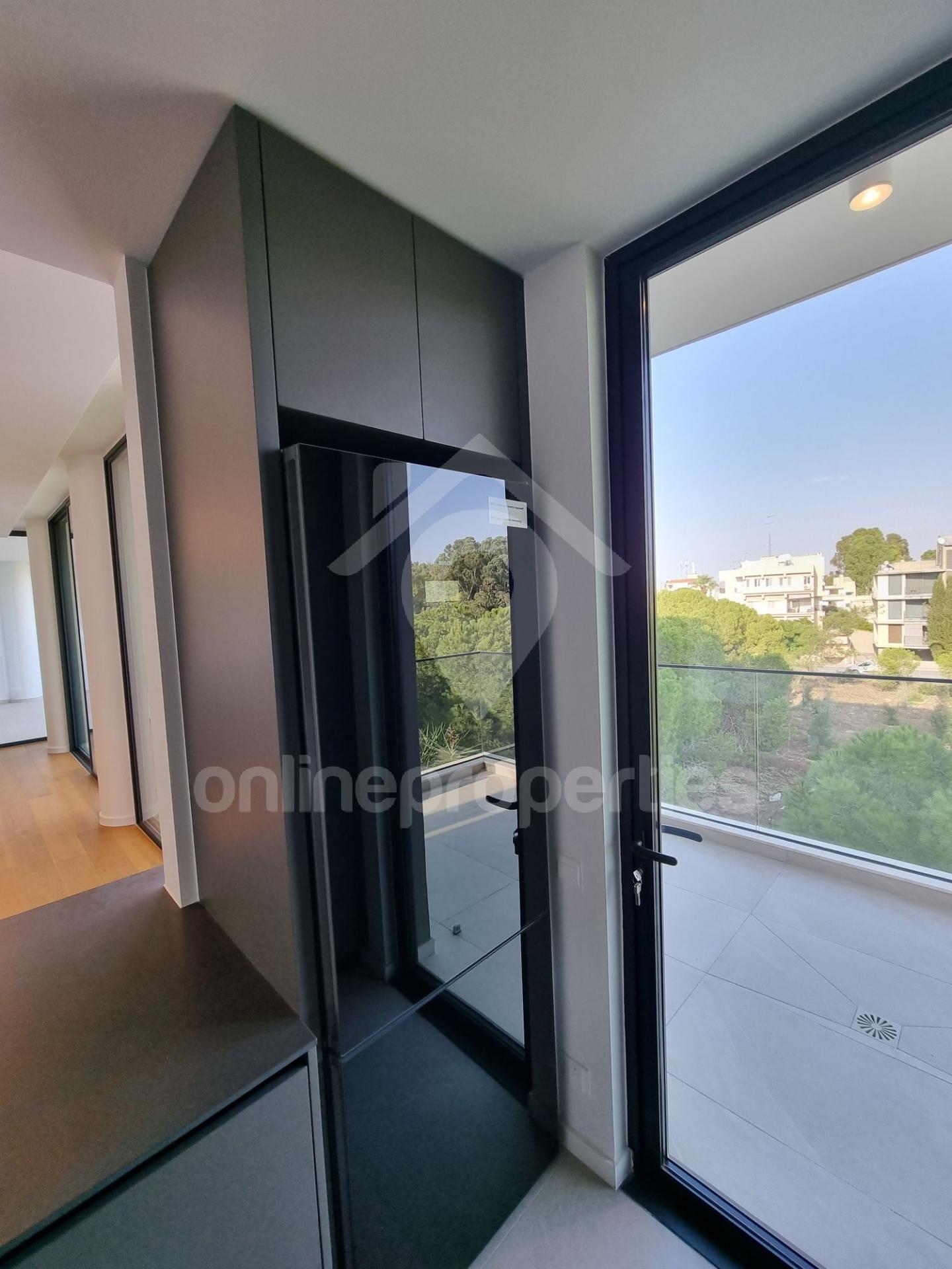 To change image, hover mouse over thumbnails below