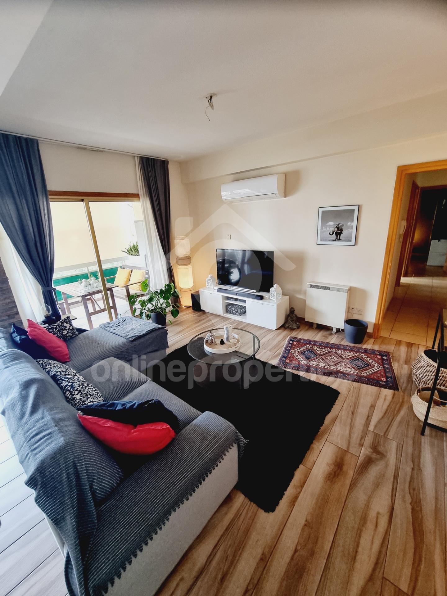 To change image, hover mouse over thumbnails below