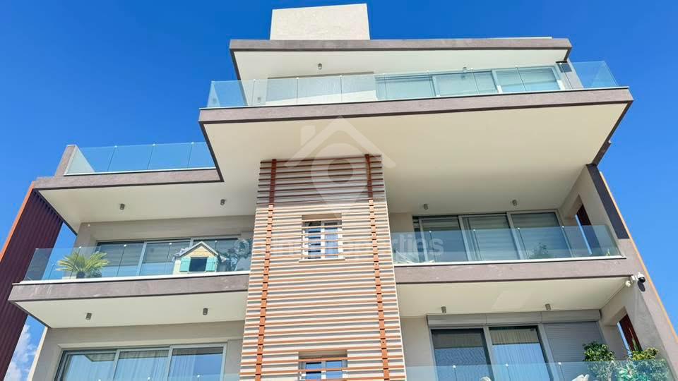 To change image, hover mouse over thumbnails below