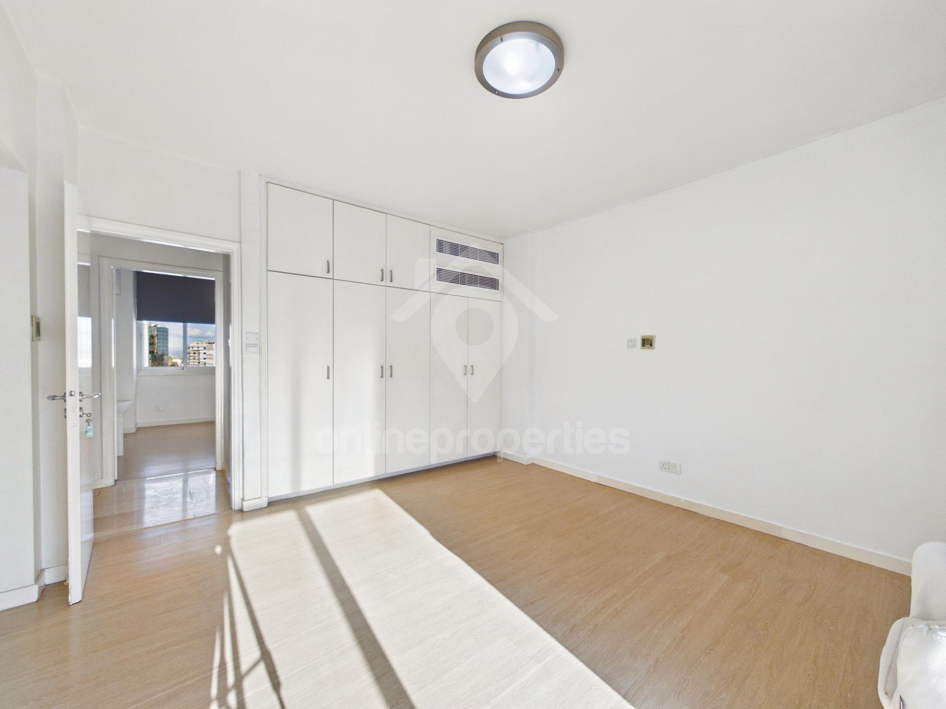 To change image, hover mouse over thumbnails below